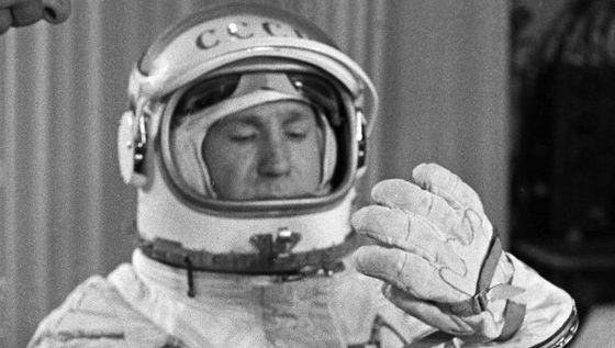 Алексей Леонов - первый космонавт, вышедший в открытый космос