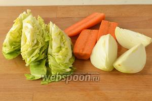 Подготовить овощи к переработке в мясорубке. Морковь и лук почистить, помыть и нарезать на части. Капусту помыть и нарезать.