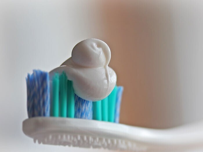 Зубная паста: помогает убрать резкий запах с рук (например, лука или чеснока), помогает почистить белые кроссовки, спасает плавательные очки от запотевания (достаточно промыть их с зубной пастой, и быстро смыть)