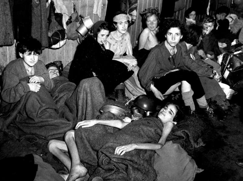 Все ужасы концлагеря Берген-Бельзен в редких архивных фотографиях Все ужасы концлагеря Берген-Бельзен в редких архивных фотографиях