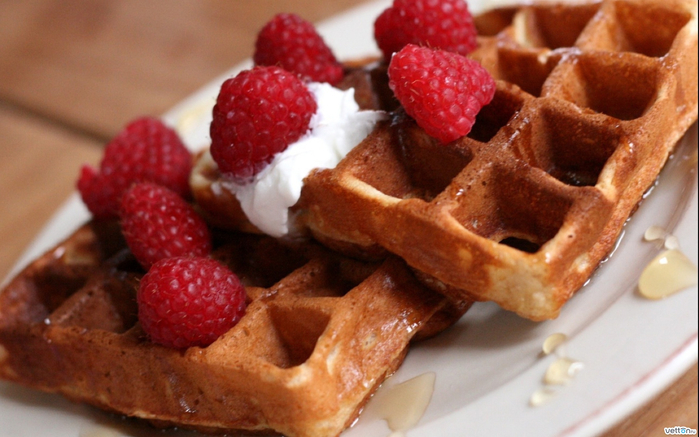 raspberries-cream-dessert-waffles-Favim.com-483087 (700x437, 335Kb)