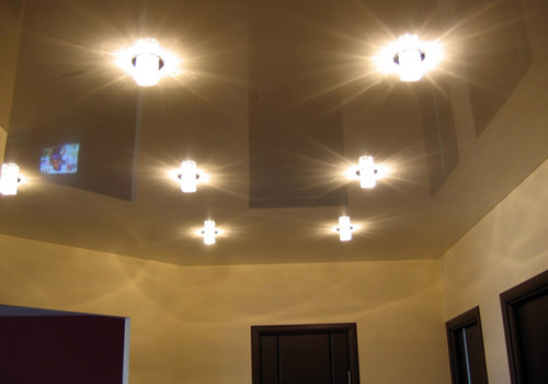 Правильное освещение — важный компонент глянцевого потолка