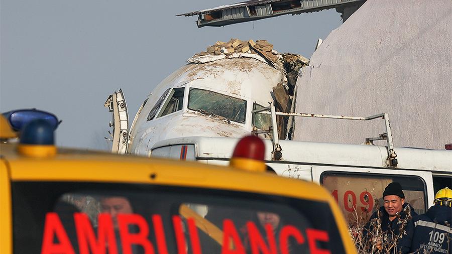 Спасение младенца после крушения самолета в Алма-Ате попало на видео