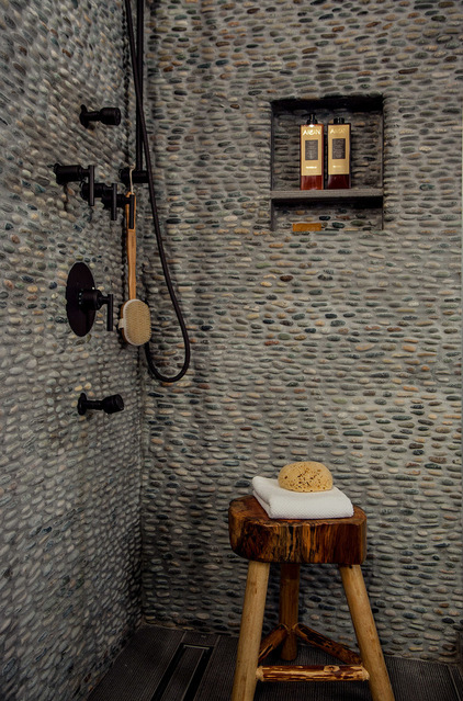 Рустика Ванная комната by Dayna Flory Interiors