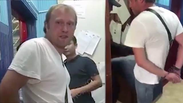 Видео: пьяный москвич обматерил полицейских после того, как устроил дебош в самолете