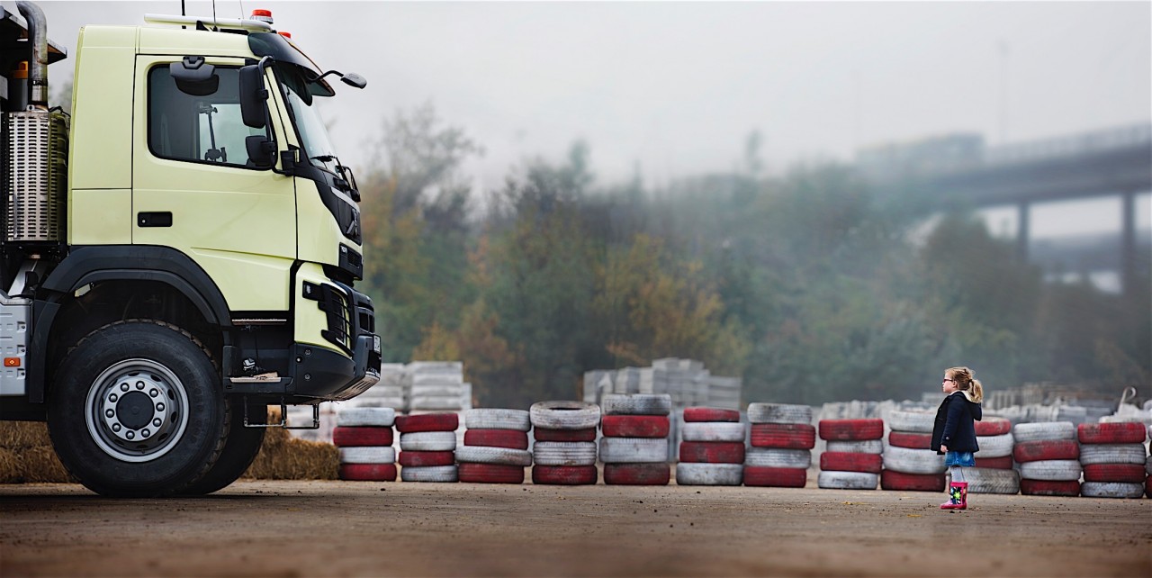 Маленькая девочка и радиоуправляемый грузовик Volvo volvo, видео, грузовик, реклама