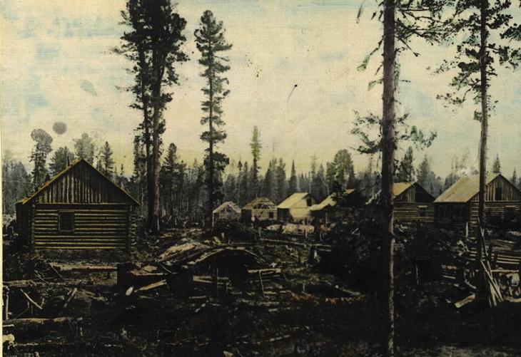 Назино, Томская область – Остров людоедов им. Сталина В 1933 году сибирский таежный остров на реке Оби в Томской области стал местом пересылки «социально вредных и деклассированных элементов». С введением паспортной системы из городов Советского Союза было выселено около 100 тысяч людей, в основном бездомных и преступников. Некоторым не повезло настолько, что их оставили на пустынном острове посреди одной из самых широких сибирских рек без еды, теплой одежды и даже спичек. Речная вода была непригодна для питья. Вскоре из 6 тысяч ссыльных в живых осталось 2 тысячи. Далеко не все умерли своей смертью: менее чем за месяц сообщество разложилось настолько, что нормой стал каннибализм.