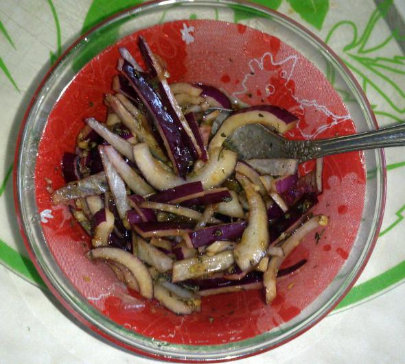 САЛАТ ИЗ ТУНЦА С ЯЙЦАМИ И ЛУКОМ