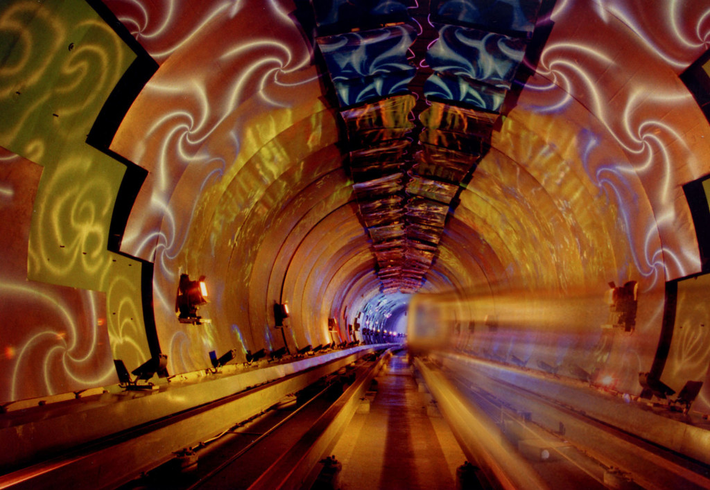 The Bund Sightseeing Tunnel - самый впечатляющий метрополитен