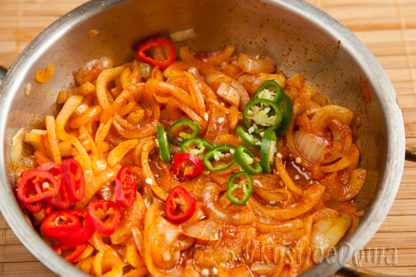 острые перцы режем и в сковороду