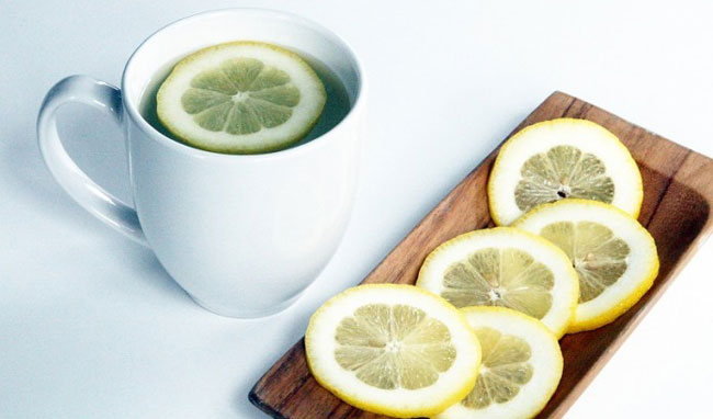 Почему по утрам стоит пить теплую воду с лимоном