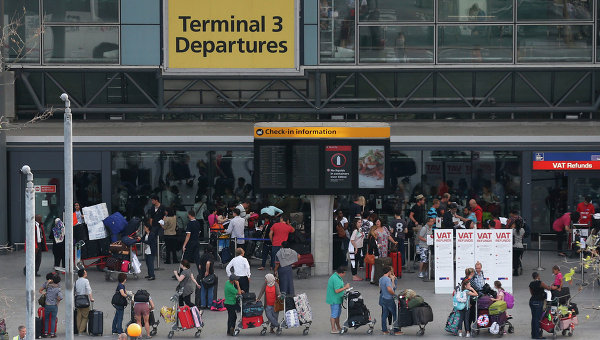 Пассажиры возле одного из терминалов аэропорта Хитроу в Лондоне