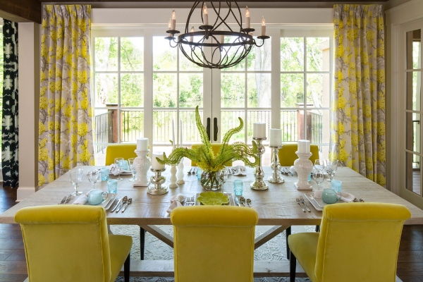 Желтые шторы в интерьере домашней кухни столовой