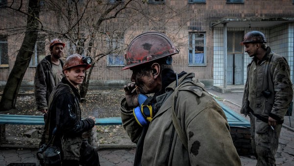 Шахтеры Волыни снова требуют выплат зарплат, перекрыв трассу