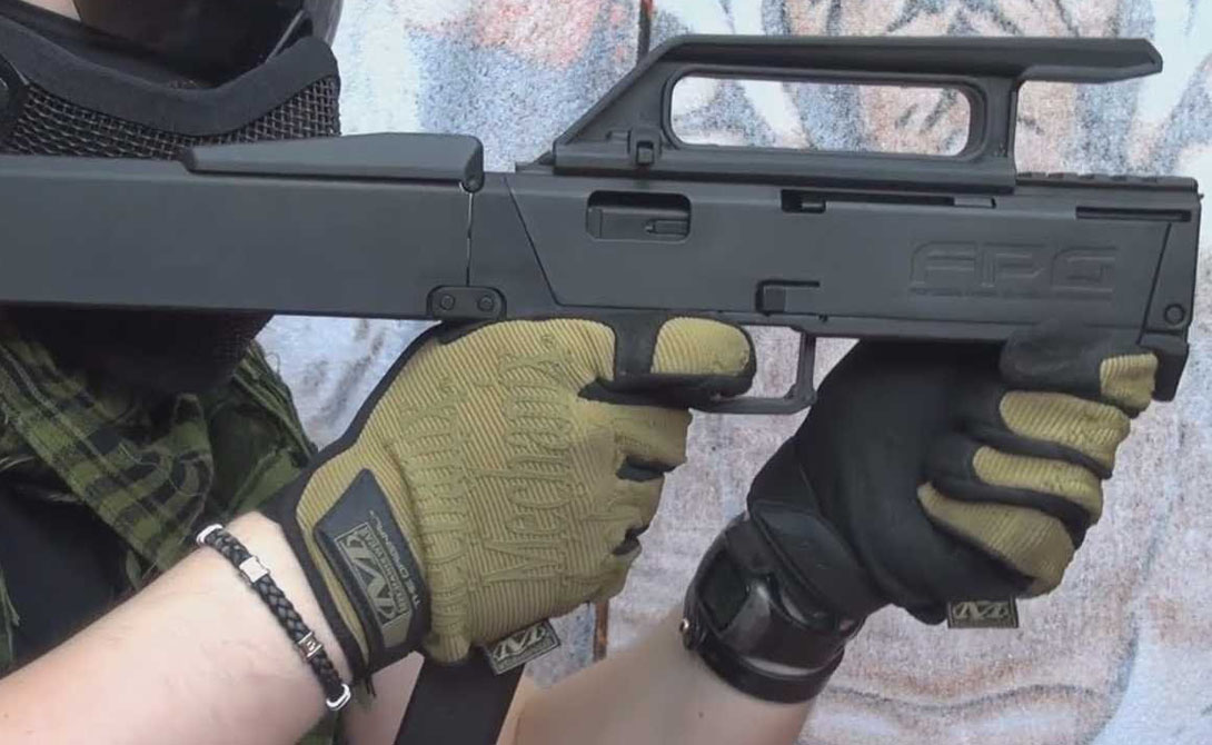 Magpul FMG-9 Эта машинка выполнена из легких полимеров и умеет складываться в небольшой, удобный для переноски сверток. Убойной силы FMG-9 более, чем достаточно для закрытых пространств.