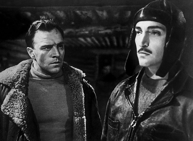 С актером Ульяновым. Фильм "Балтийское небо", 1960 год РИА Новости
