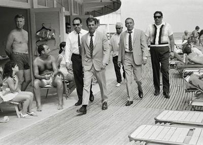 Фрэнк Синатра (Frank Sinatra) и его дублер Алекс Стивенс (Alex Stevens) на съемках фильма «Леди в цементе» (1968), Майами. Фрэнк Синатра (Frank Sinatra) и его дублер Алекс Стивенс (Alex Stevens) на съемках фильма «Леди в цементе» (1968), Майами.