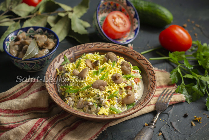Классический салат Бахор с курицей и грибами