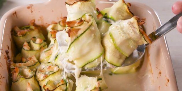 Рулетики из кабачков с курицей и сливочным соусом Кабачки в духовке, рецепты: Рулетики из кабачков с курицей и сливочным соусом