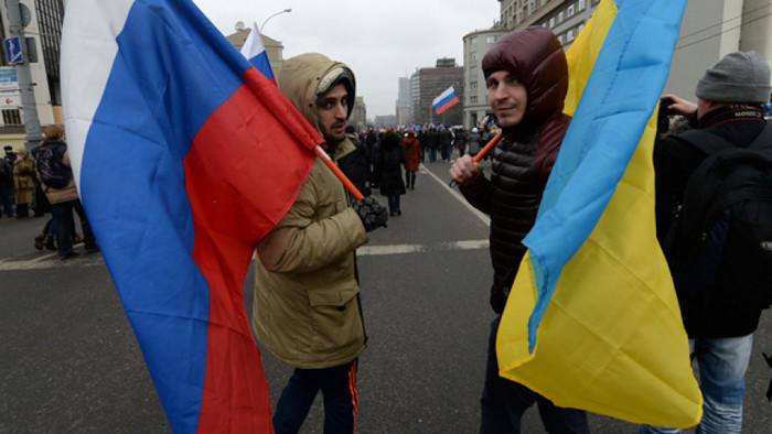Киевляне выходят на улицы с флагами РФ Киевляне выходят на улицы с флагами РФ