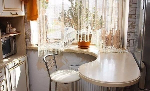 Идея для маленькой кухни - кухонный стол вместо подоконника