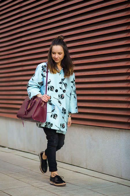 Девушка в голубом пальто с цветами