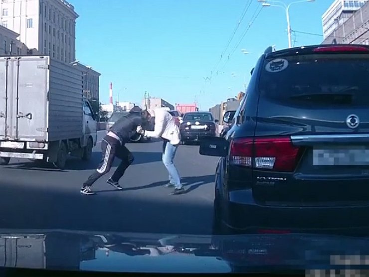 Почти половина водителей готова драться на дороге