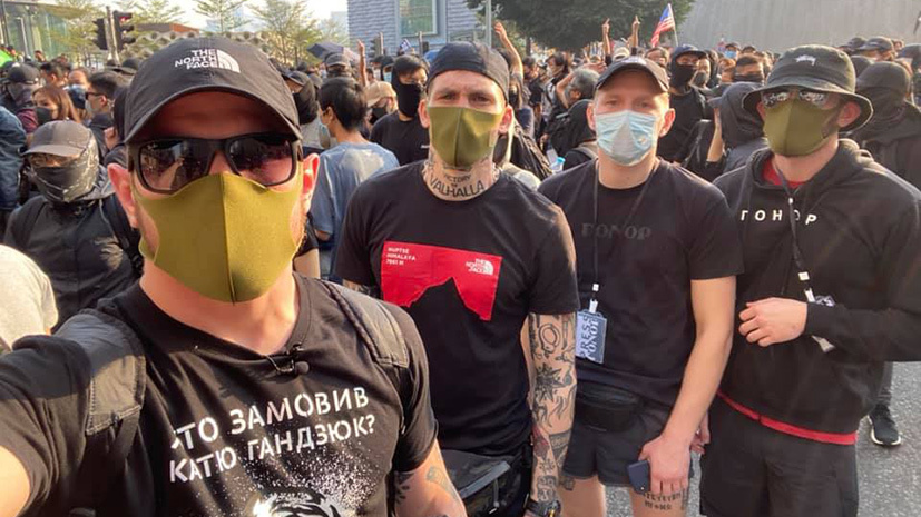 «Туристическая поездка»: в сети появились фотографии украинских радикалов в Гонконге