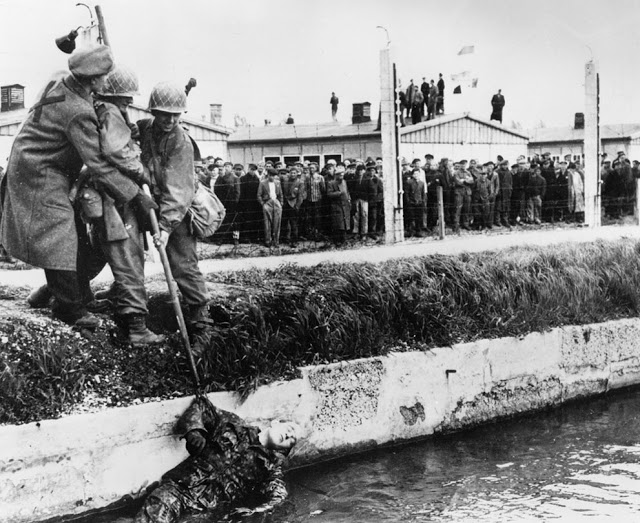 Резня в концентрационном лагере Дахау . Германия 1945 г. ( +18 )