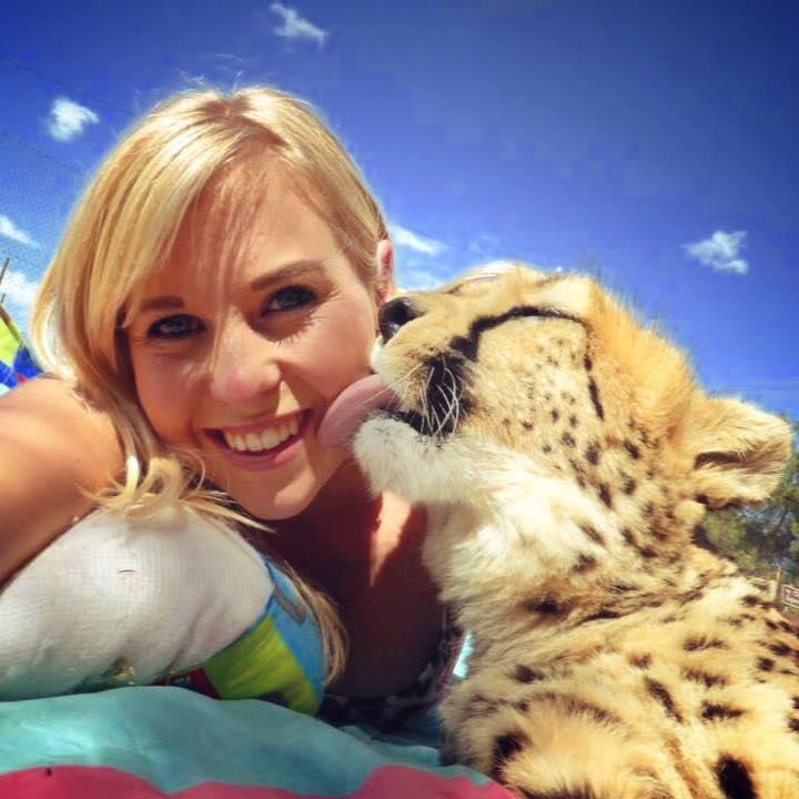 Она спасла котенка гепарда от охотников за трофеями и он стал её лучшим другом