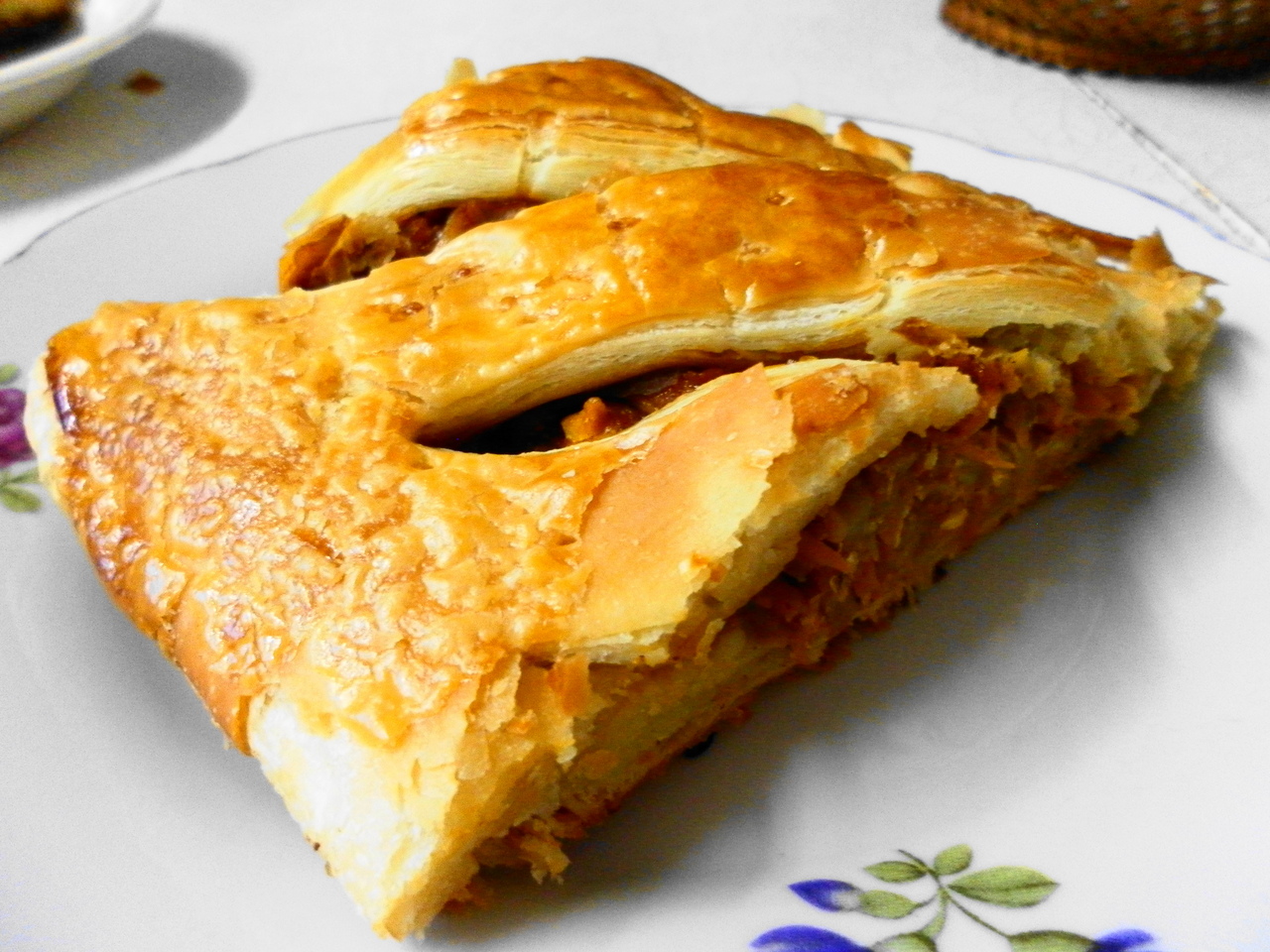 Как сделать вкусный пирог из слоеного теста Как сделать вкусный пирог из слоеного теста