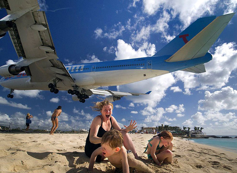 25. Пляж рядом с аэропортом, самолёт заходит на посадку. люди, мир, удивительные фотографии