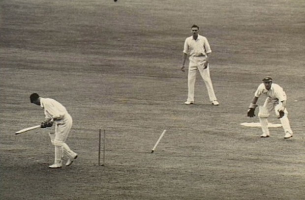 Дональд Брэдмен (с битой в руках) - один из лучших игроков в крикет в 30-х годах