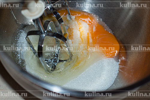 В миске взбить сахарный песок и яйцо с помощью миксера в однородную массу.