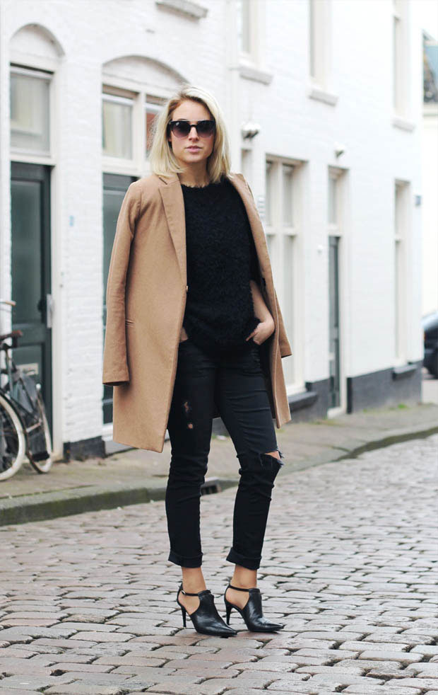 Девушка в рваных черных брюках