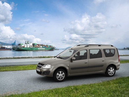 Lada Largus поделила второе место в рейтинге удовлетверенности покупателей с Volkswagen Polo. Высокую оценку «Ларгуса» эксперты объясняют тем, что этот универсал представляет собой много автомобиля и много функциональности за относительно небольшие деньги, а качество продукта оказалось выше, чем ожидалось от АВТОВАЗа.
