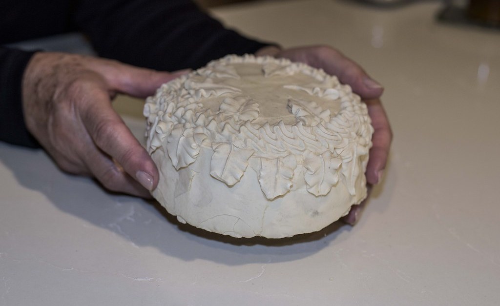 Мужчина нашёл 100-летний свадебный торт, делая уборку в гараже история, свадьба, семья, торт