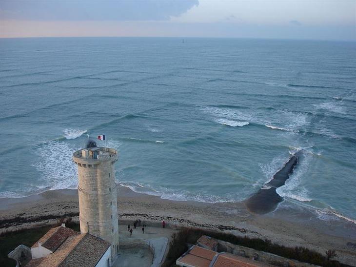 Такое ощущение, что параллели и меридианы нанесены прямо на поверхность воды. Но на самом деле таким образом действительно дуют ветра и пересекаются волны на острове Ре, Франция.