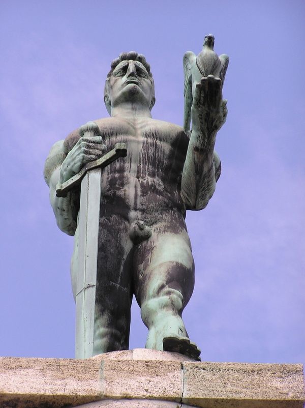 30 самых абсурдных скульптур в мире (29 фото)