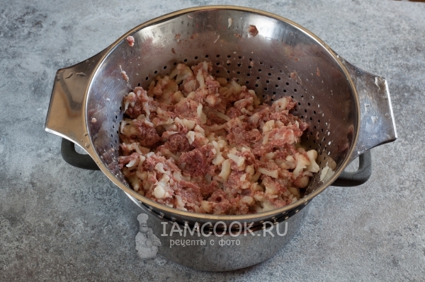 Смешать фарш с капустой