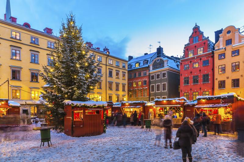 Рождественские павильоны, елка и яркие домики на самой старой площади Стокгольма Stortorget