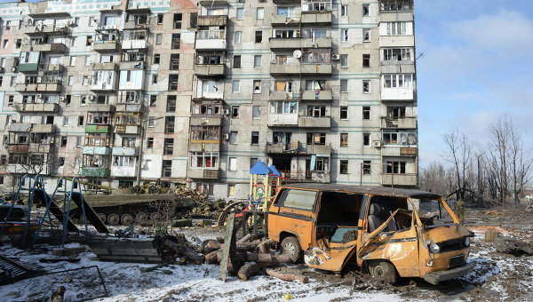 Разрушенный в результате обстрела дом в Донецке. Архивное фото