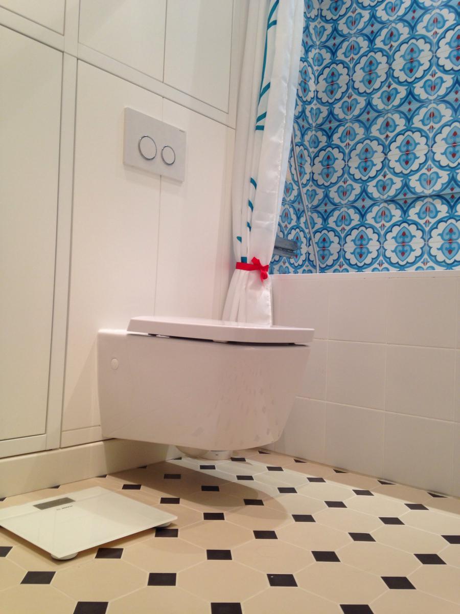 Белая ванная комната, подвесной унитаз