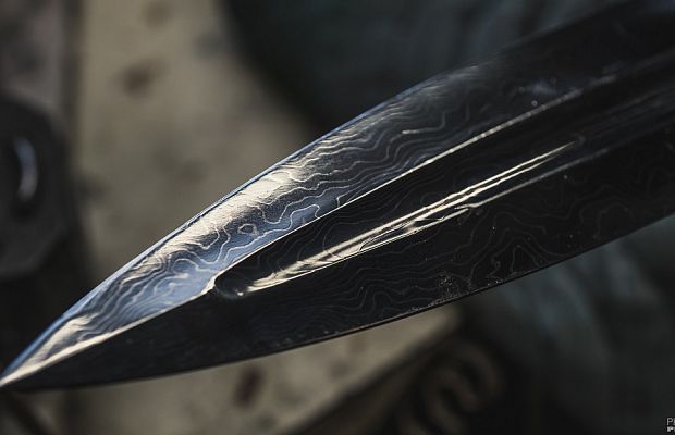 Видео: как делают меч из дамасской стали