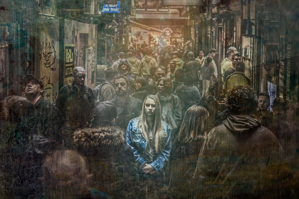 Панические атаки повторяются в общественных местах/ Фотобанк