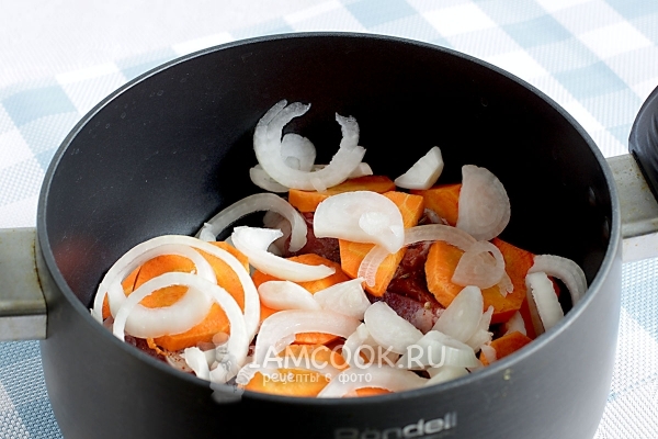 Положить лук и морковь