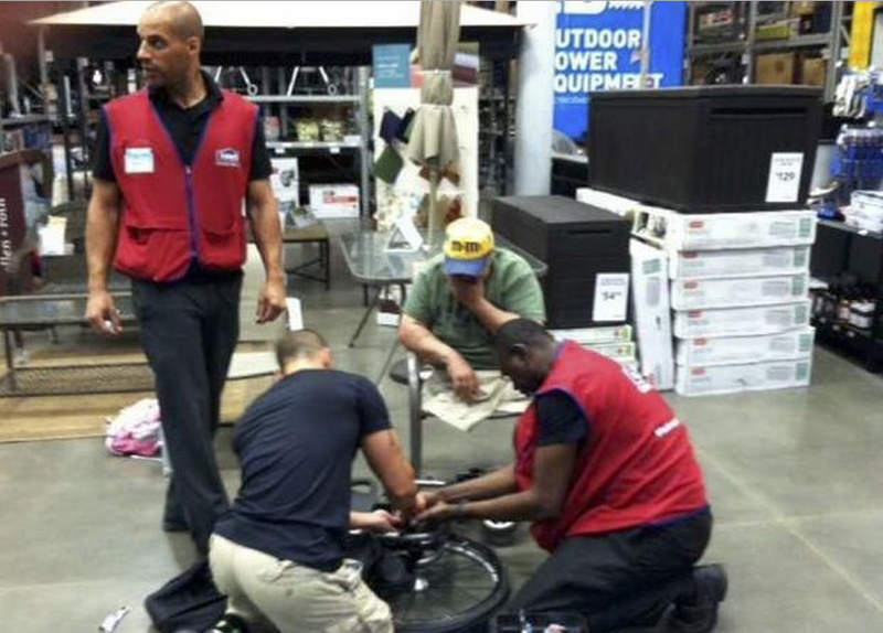 3. Инвалидная коляска мужчины сломалась в торговом центре, на помощь пришли работники магазина добро, люди