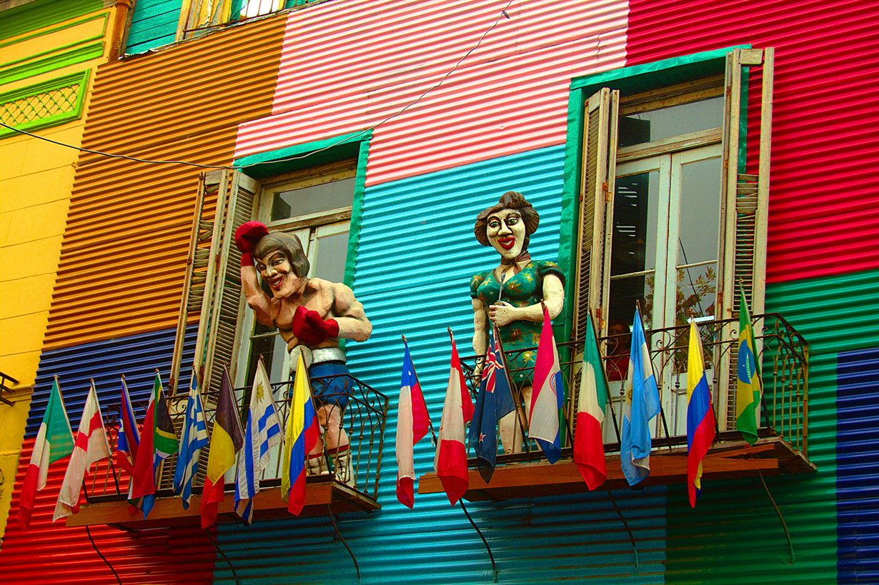 Улица Каминито в Буэнос-Айресе занимает девятое место. Это оживлённое место с разноцветными домами очень популярно среди туристов. (Daniel Garcia Neto)