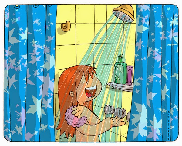 Девушка ополаскивается под душем в кабинке на пляже