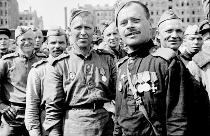 Солдаты возвращаются домой Солдаты возвращаются домой